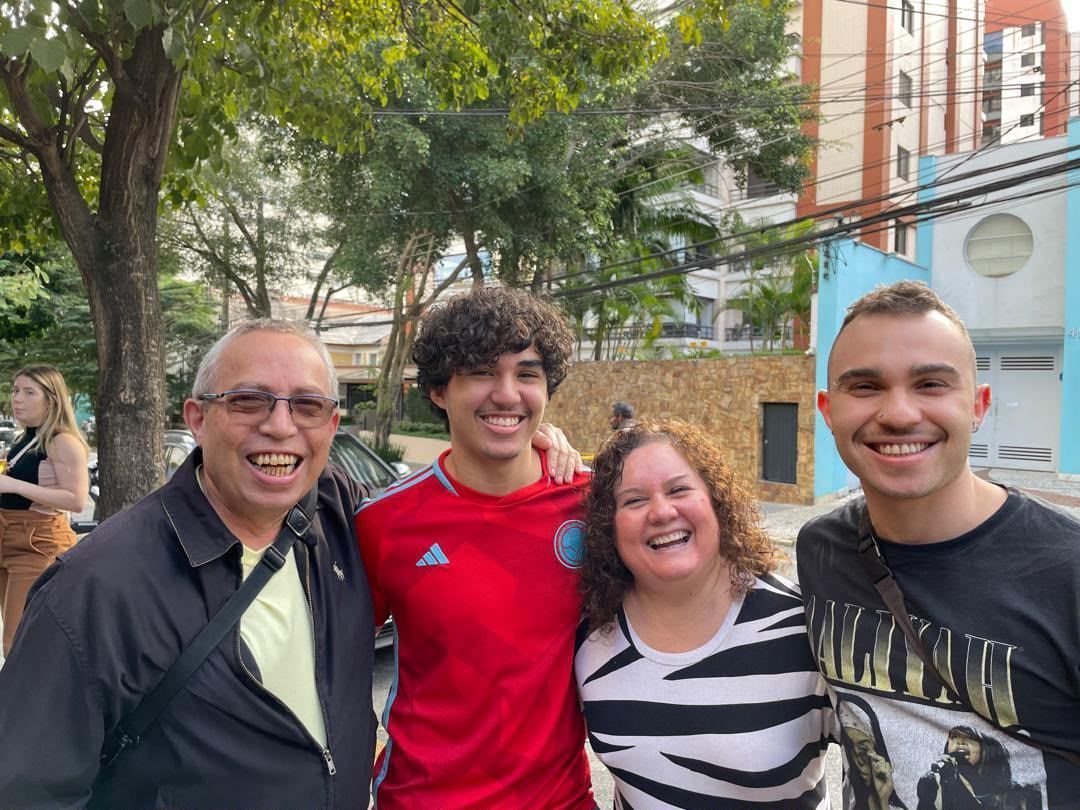 Félix Tovar, desaparecido após os terremotos na Venezuela (à esquerda) e seu filho, Daniel Medina (à direita)