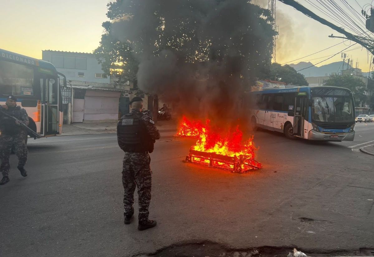 Ônibus usados como barricada em Bangu (RJ) são atingidos por tiros