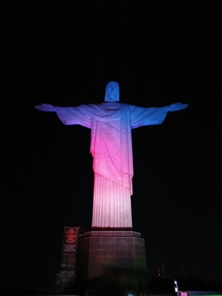 Cristo Redentor é iluminado em homenagem à independência dos EUA