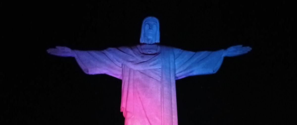 Cristo Redentor é iluminado em homenagem à independência dos EUA