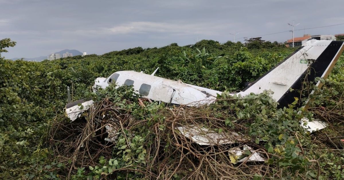 Avião de pequeno porte cai e deixa duas pessoas em estado grave em SC