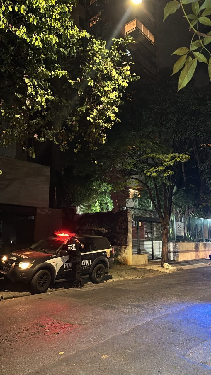 A polícia chegou no apartamento do casal de idosos que foram mortos pela diarista da casa, para realização de uma nova perícia do local. • Reprodução | Itatiaia
