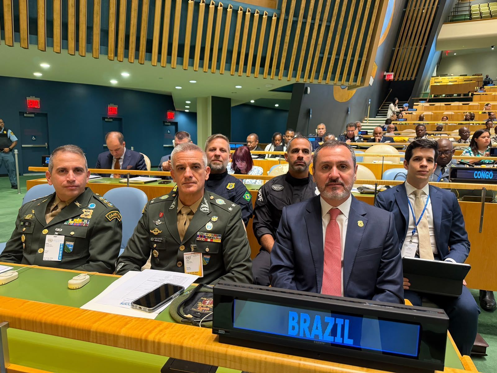 Diretor da PF ao lado de representantes das Forças Armadas do Brasil; na segunda fileira os diretores-executivos da PRF, Alberto Raposo, e Polícia Penal Federal, Renato Vaz