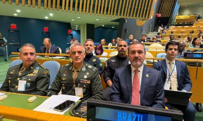 Diretor da PF ao lado de representantes das Forças Armadas do Brasil; na segunda fileira os diretores-executivos da PRF, Alberto Raposo, e Polícia Penal Federal, Renato Vaz
