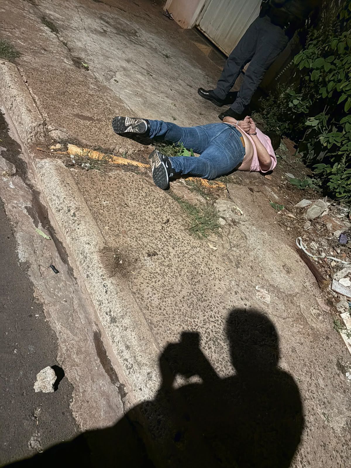 Marco Antônio algemado e deitado no chão após as supostas agressões • Arquivo Pessoal