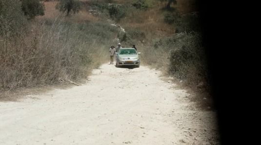 Um colono se aproxima dos veículos de jornalistas perto da vila de Sinjil, ao norte de Ramallah • CNN