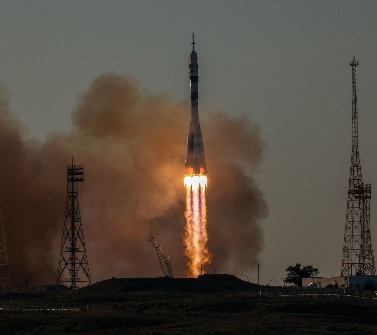 Rússia lança astronauta dos EUA e dois cosmonautas rumo à estação espacial