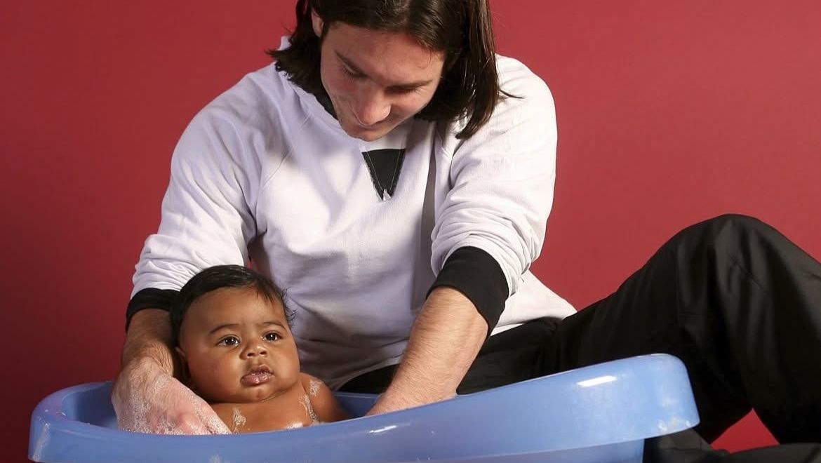 Lionel Messi ao lado de Lamine Yamal bebê