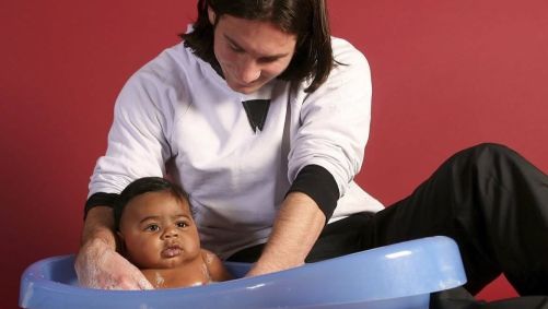 Lionel Messi ao lado de Lamine Yamal bebê