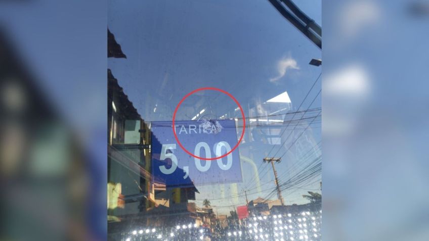Registros cedidos pela Rio Ônibus à CNN Brasil mostram o estado de um dos veículos, utilizado como barricada, que foi atingido por disparos de arma de fogo • Rio Ônibus
