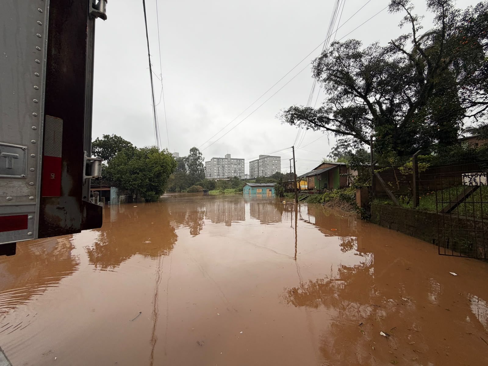 Rua Borges de Medeiros, esquina com Francisco Oscar Karnal. •
