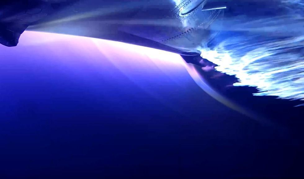 Starship fica envolta por plasma durante reentrada na atmosfera