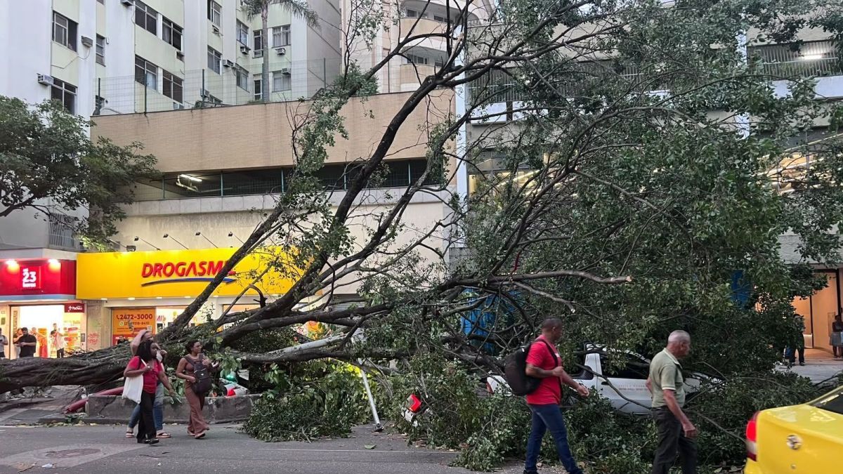 Vídeo mostra desabamento de muro que matou duas pessoas no RJ; veja