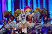 Xuxa volta a falar sobre críticas ao figurino de seus shows: "botei meia"