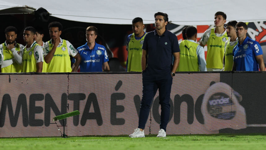 Abel Ferreira observa o duelo entre Vitória e Palmeiras, no Barradão