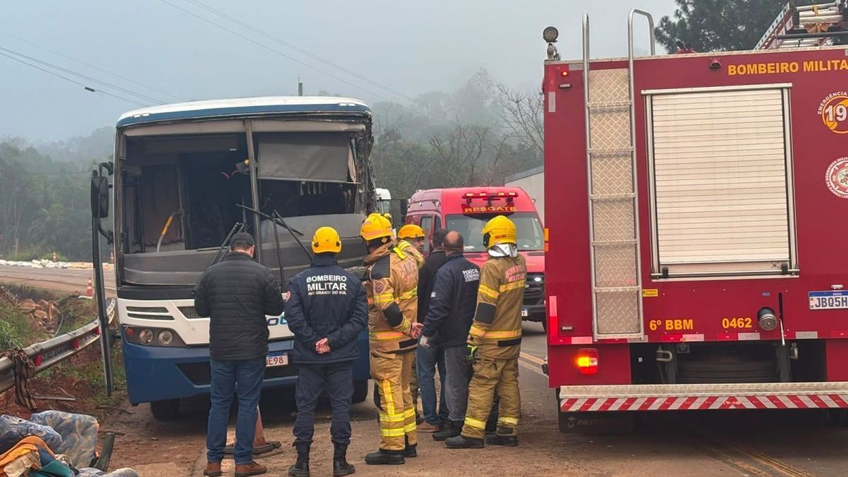 Vídeo: Dez ficam feridos após ônibus perder controle e bater em poste em SP