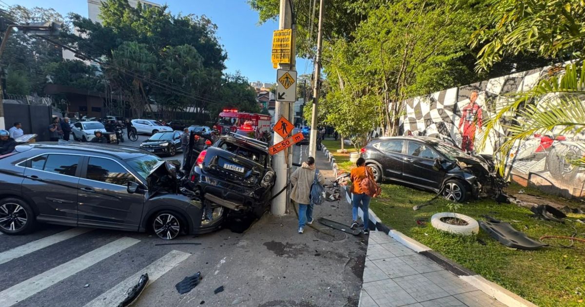 Colisão entre veículos deixa dois feridos na zona Sul de São Paulo