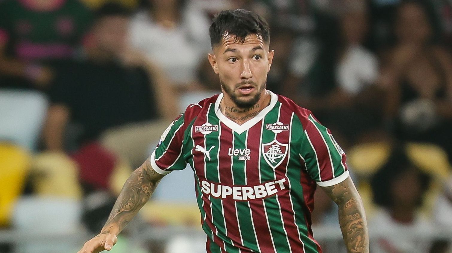 Lucho Acosta em partida do Fluminense no Brasileirão