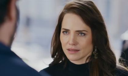 Adriana deixa cadeia e promete vingança em "Quem Ama Cuida'