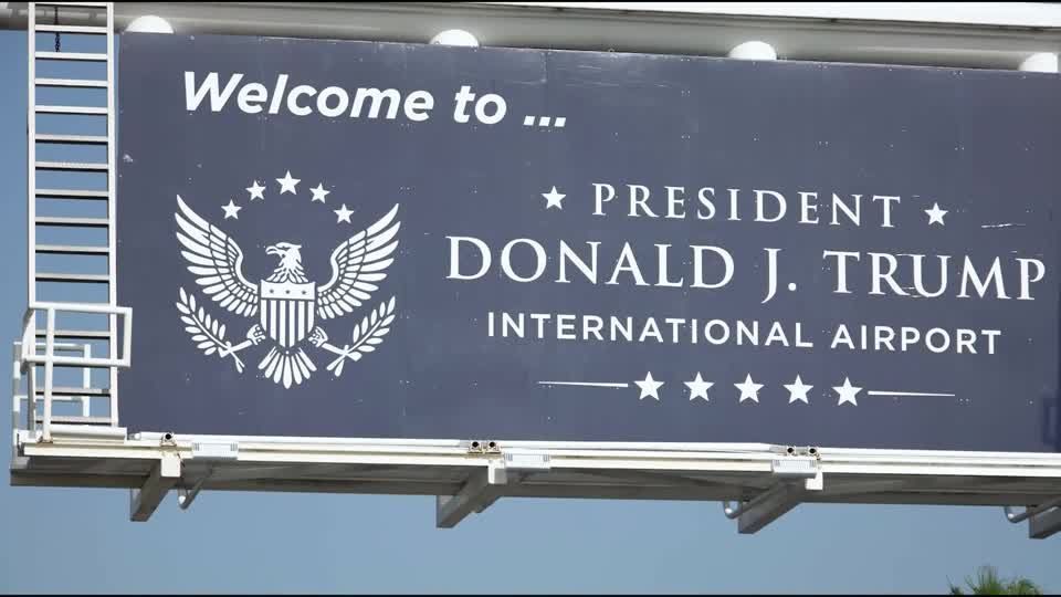 Placa do aeroporto de Palm Beach, que foi renomeado para Aeroporto Internacional presidente Donald J. Trump