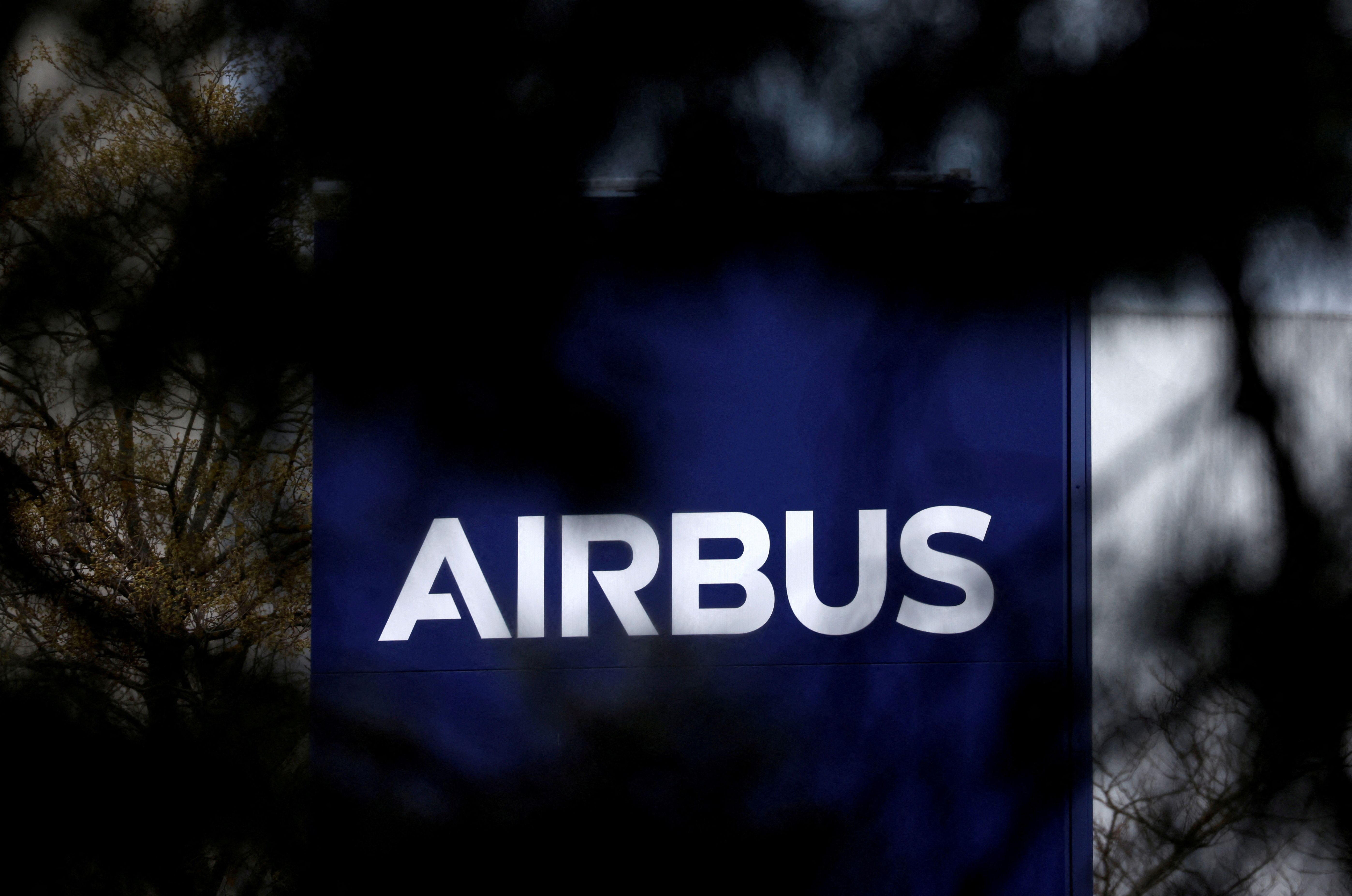 Logotipo da Airbus na entrada de um prédio em Toulouse, na França, 11 de março de 2021