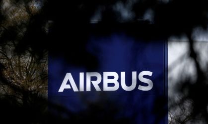 Logotipo da Airbus na entrada de um prédio em Toulouse, na França, 11 de março de 2021