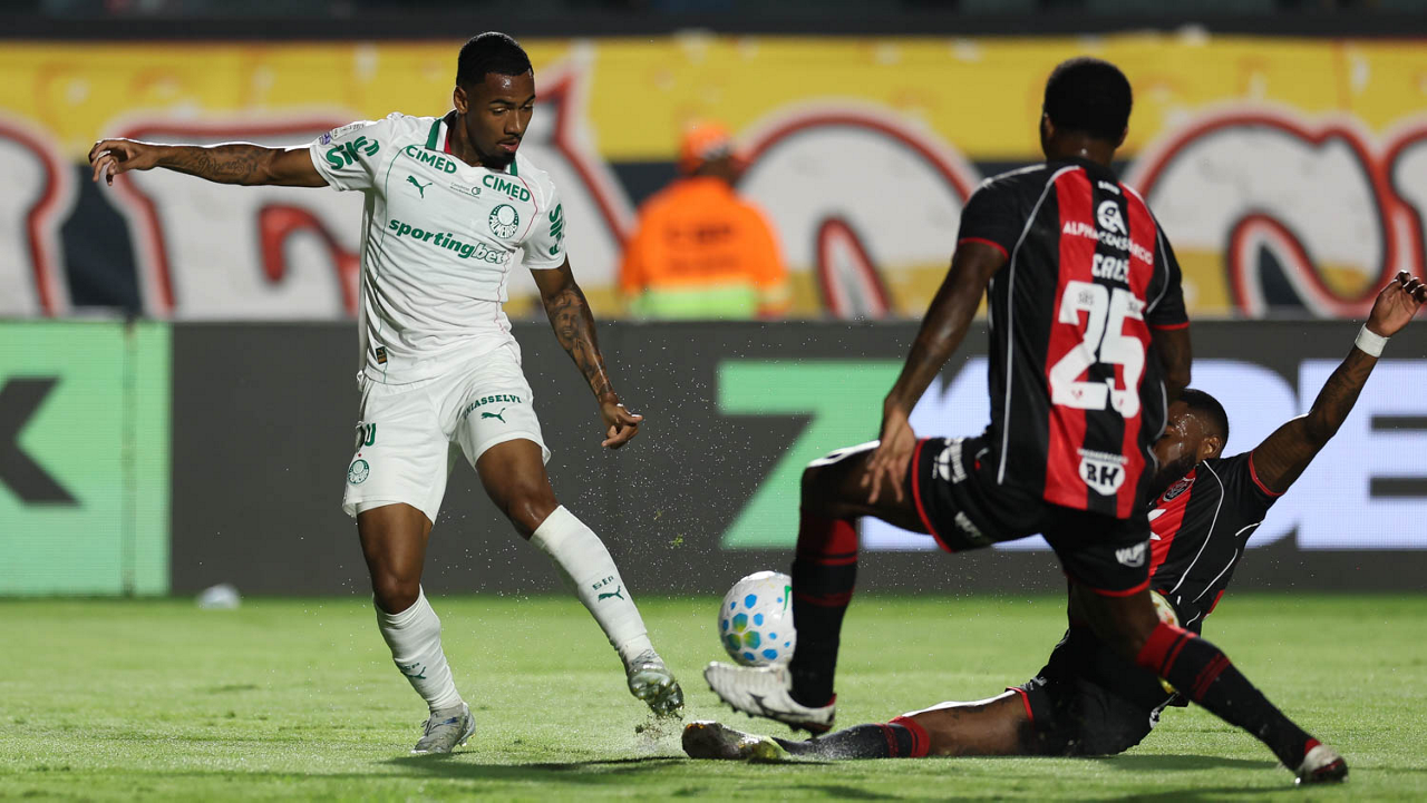Allan, do Palmeiras, disputa a bola com adversário do Vitória, observado por Cacá