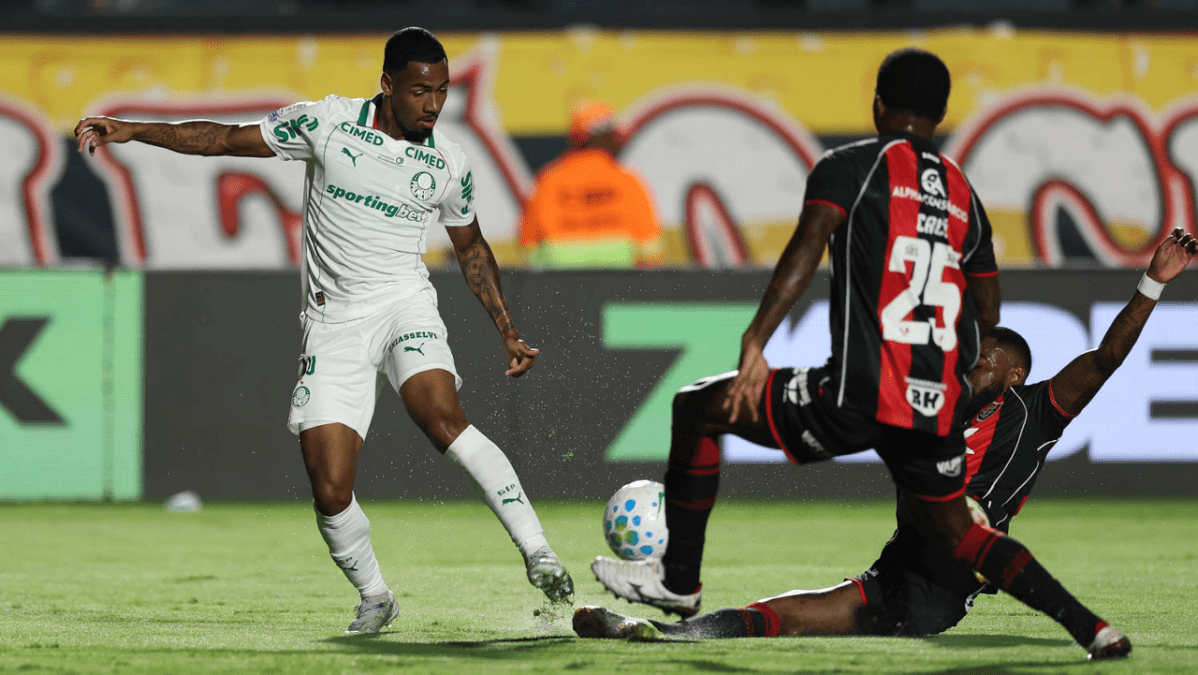 Abel tem climão com repórter e avalia polêmicas em Vitória x Palmeiras