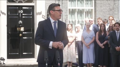Andy Burnham discursa em Downing Street após assumir o cargo de primeiro-ministro do Reino Unido, em 20 de julho de 2026.