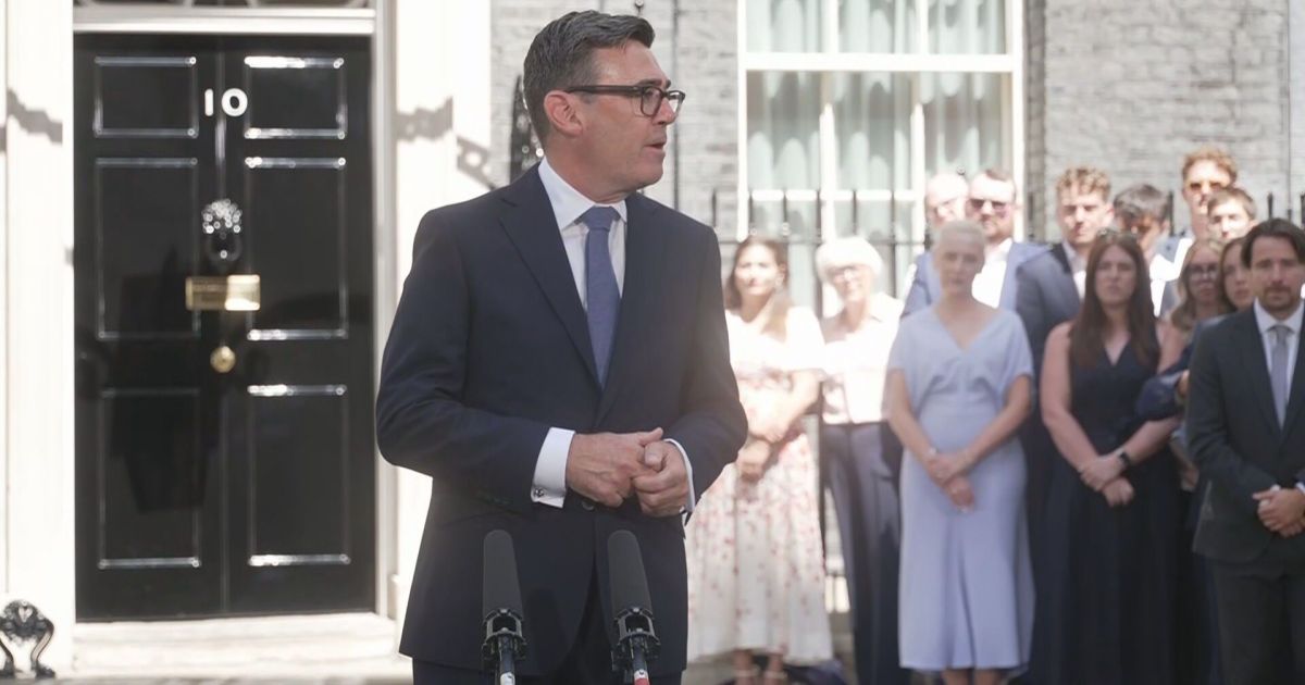 Andy Burnham discursa pela primeira vez como premiê do Reino Unido