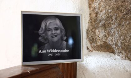 Foto de Ann Widdecombe na Igreja de St. Pancras, no Reino Unido
