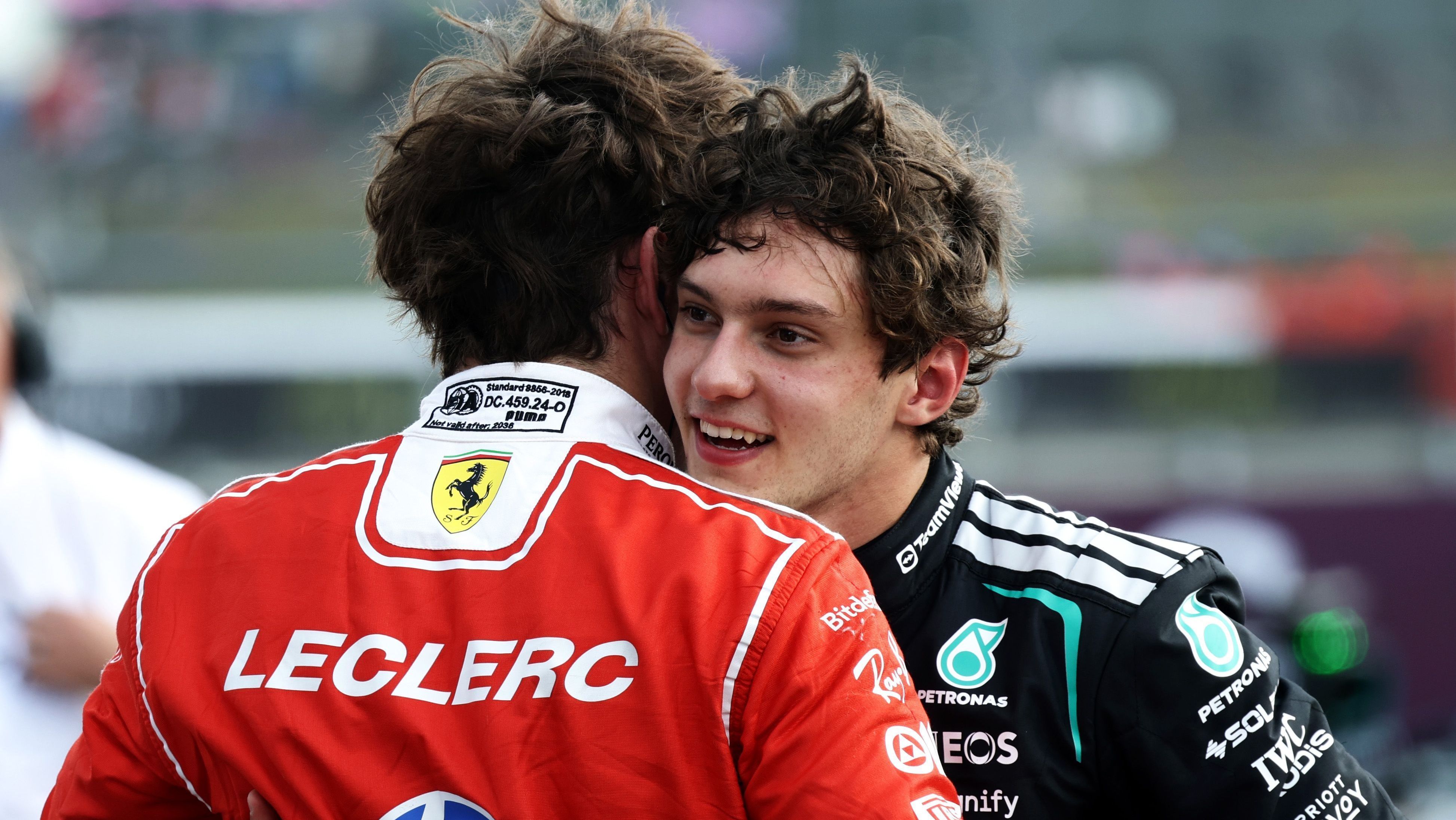 Piloto Kimi Antonelli abraça Charles Leclerc