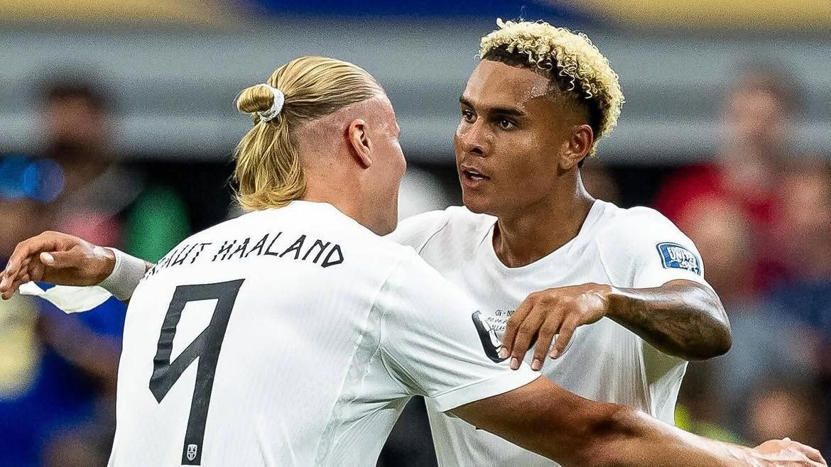 Antonio Nusa comemora gol da Noruega com Erling Haaland