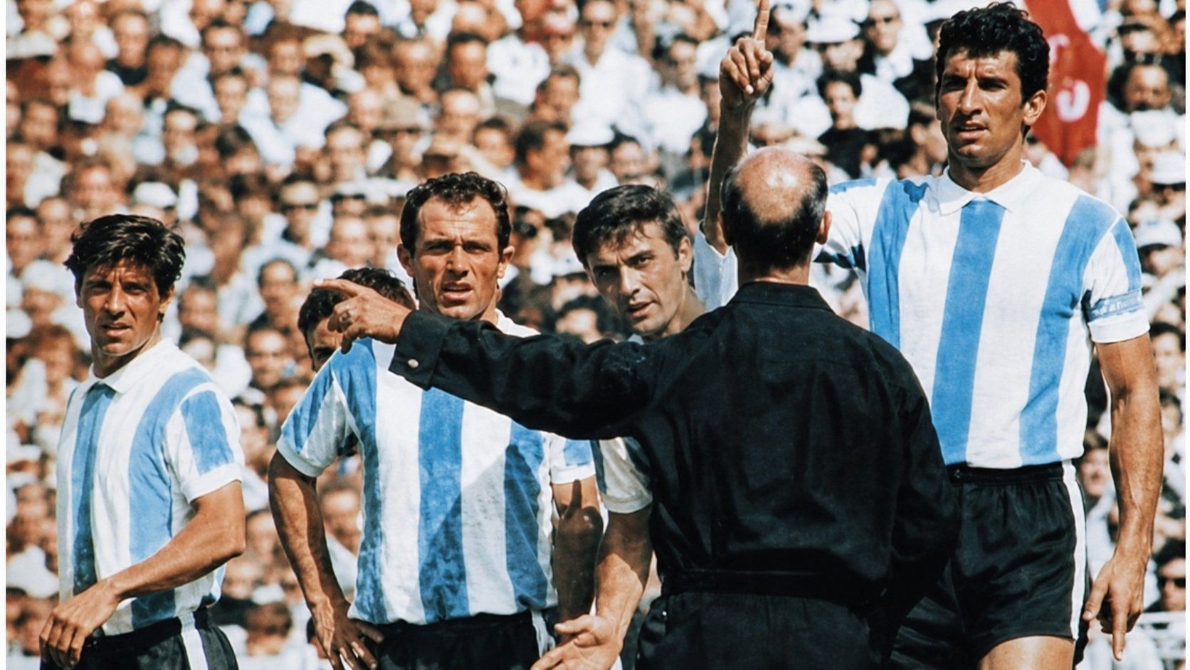 Antonio Rattín, cuja expulsão na Copa do Mundo de 1966 ajudou na criação de cartões no futebol