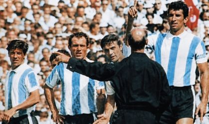 Imagem de destaque do post: Morre Antonio Rattín, cuja expulsão motivou a criação de cartões no futebol