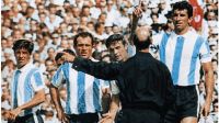 Morre Antonio Rattín, cuja expulsão motivou a criação de cartões no futebol