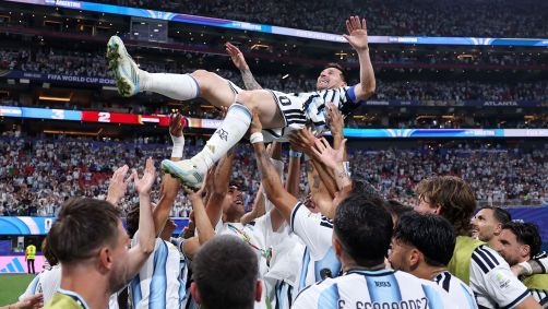 Jogadores da Argentina celebram classificação com Messi