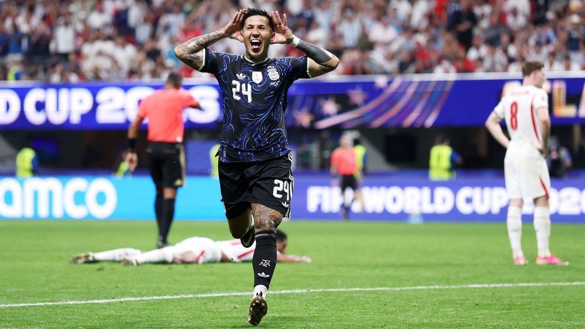 Enzo Fernández celebrando o gol anotado em Inglaterra x Argentina, na partida válida pela semifinal da Copa do Mundo
