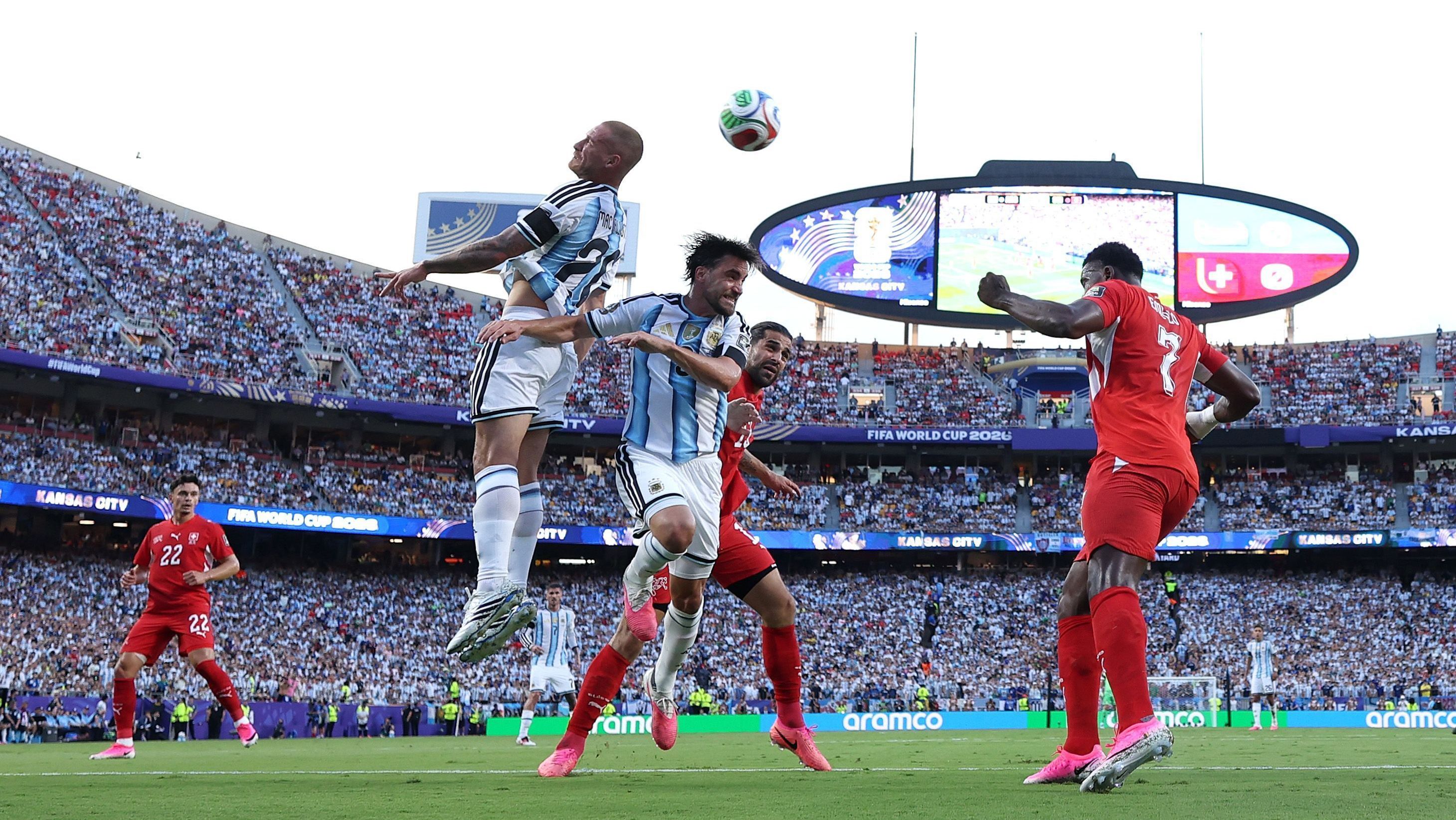 Disputa de bola em Argentina x Suíça, na partida válida pelas quartas de final da Copa do Mundo