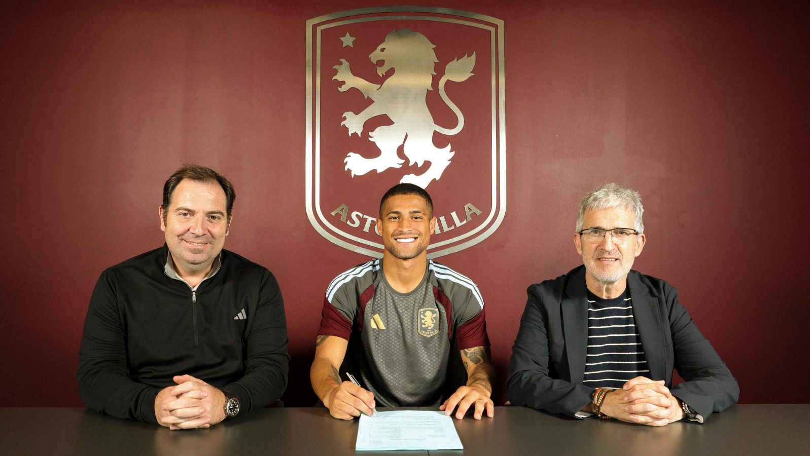 João Gomes foi anunciado pelo Aston Villa
