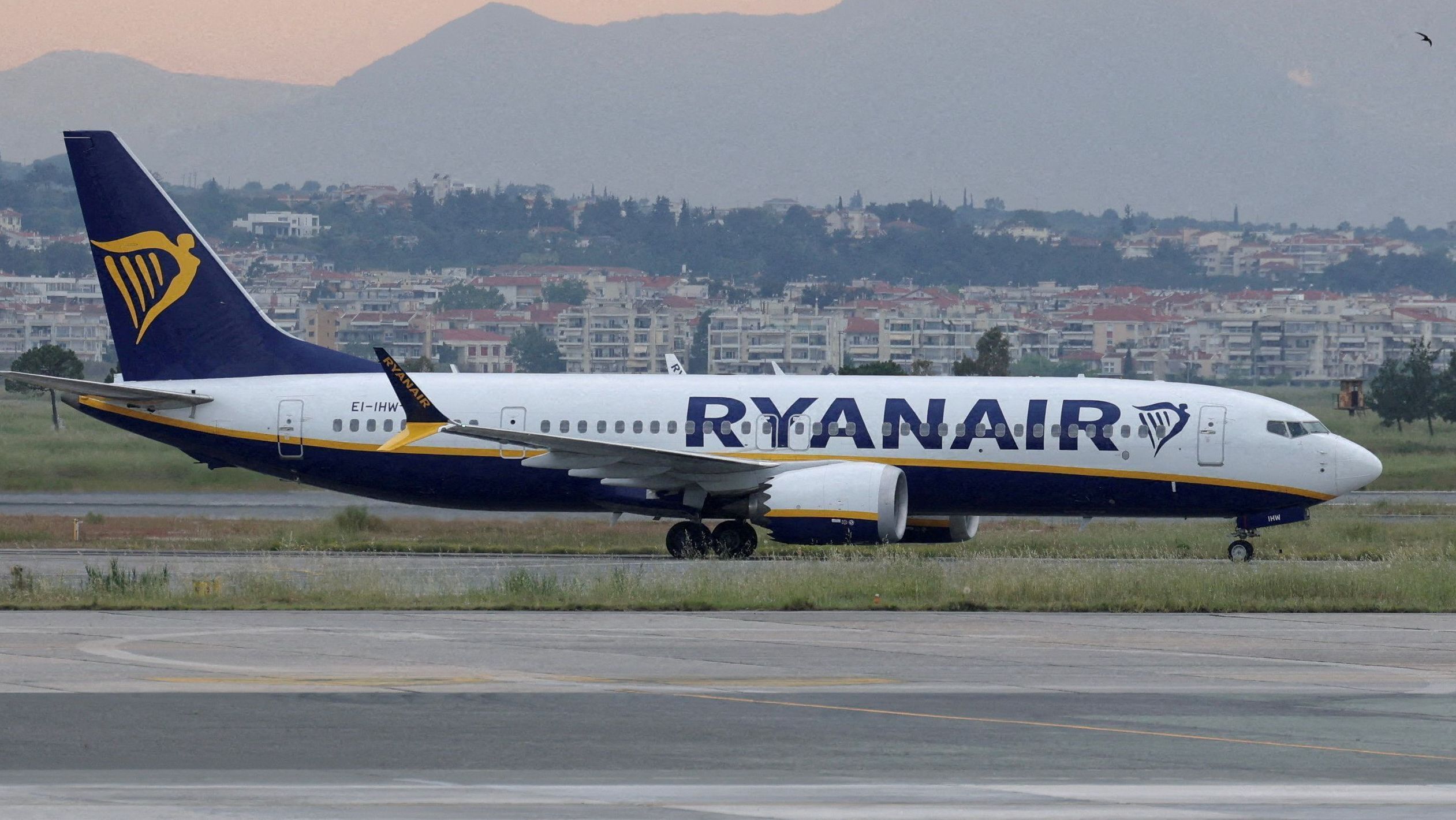 Avião da Ryanair no aeroporto de Makedonia, em Tessalônica, Grécia