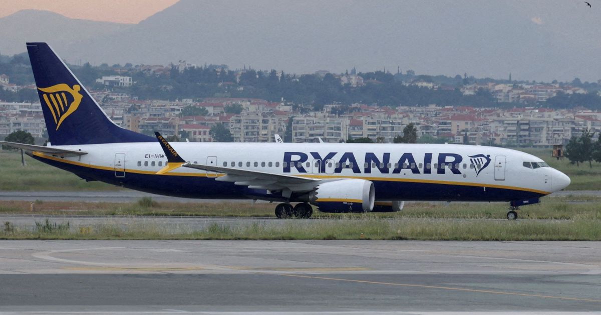 Passageiro é sugado para fora de avião “até os ombros” após janela quebrar