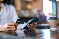 Banco digital ou banco tradicional: o que considerar além das tarifas?