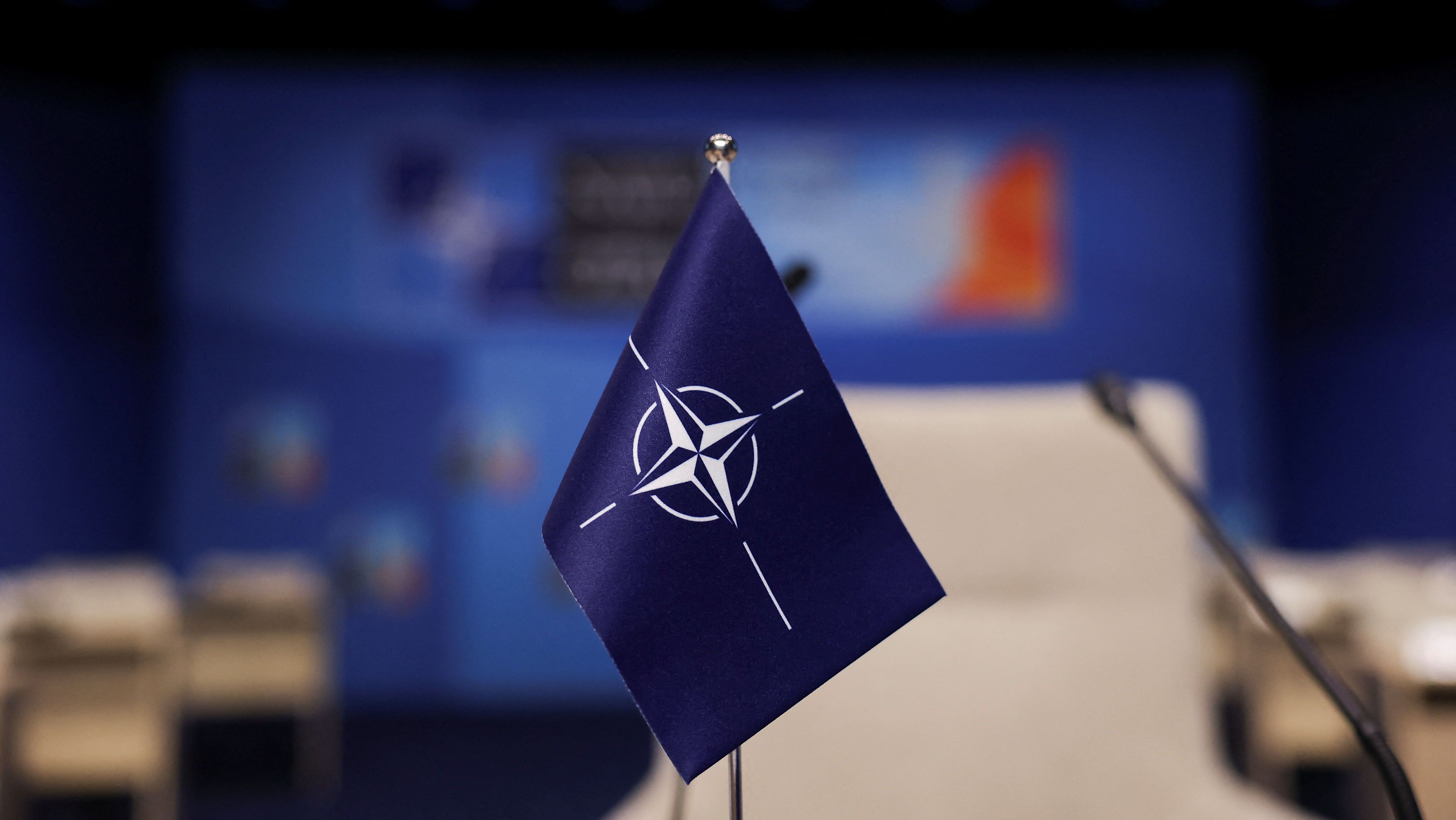 Bandeira da Otan retratada no local da próxima cúpula da organização, em Haia, na Holanda