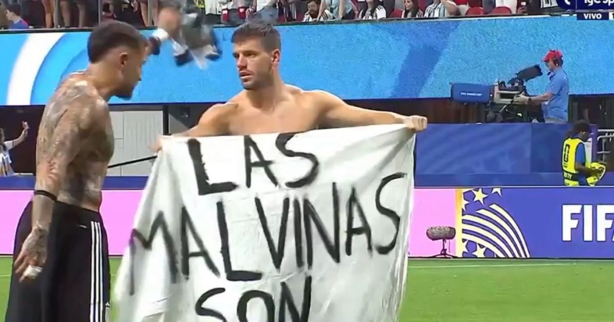 Jogadores da Argentina exibem bandeira sobre as Malvinas após vitória