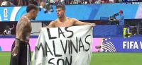 Jogadores da Argentina exibem bandeira sobre as Malvinas após vitória