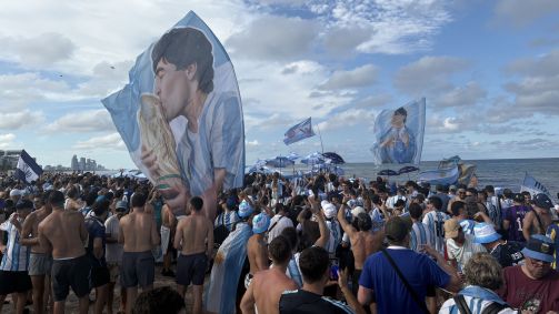 Torcedores argentinos se reúnem em praia de Miami para o "banderazo"