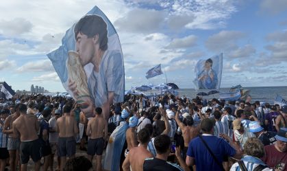 Torcedores argentinos se reúnem em praia de Miami para o "banderazo"