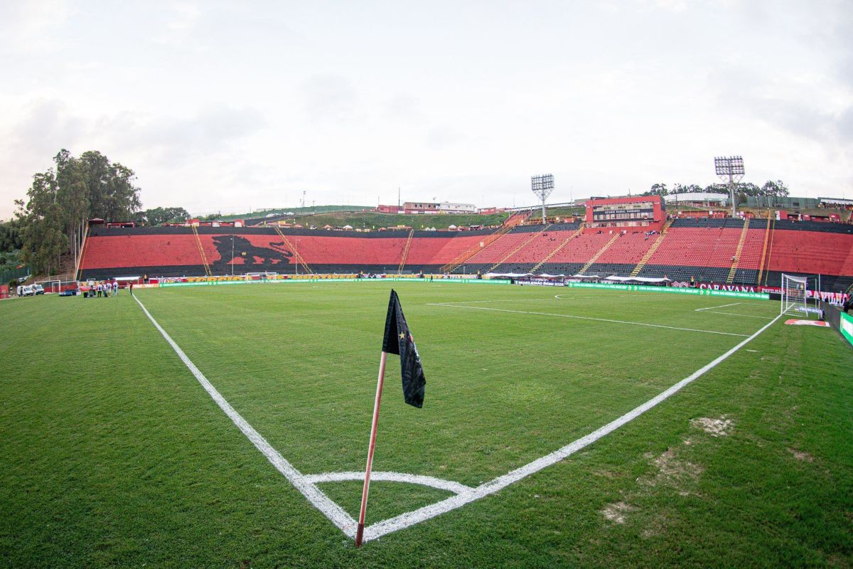 Grêmio e Vitória fazem confronto direto contra rebaixamento na Série A