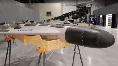 Drone Hornet montado em uma cataplata de lançamento